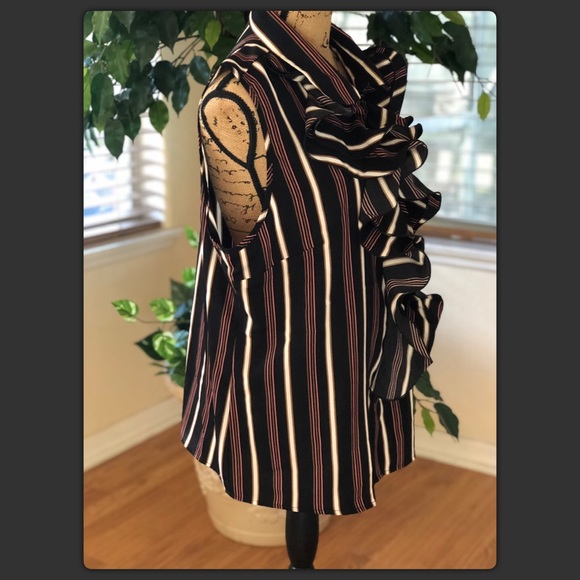 🌟 Plus Size Ruffle Front Top - Picture 7 of 11